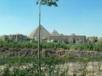 Approaching the Khufu & Khafre pyramids