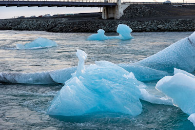 Icebergs trapped at the outlet