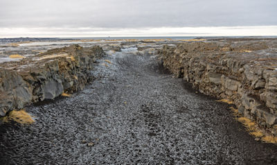 Supposed (but arbitrary) crevasse between Eurasian and North American plates from the bridge