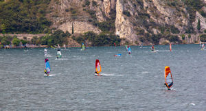 Wind surfers between Corno di Reamol and Riva