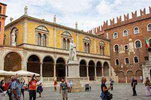 Dante statue and the Loggia del Consiglio