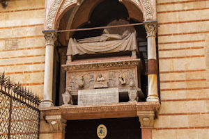 Scaliger tomb above entrance to Chiesa Rettoriale di Santa Maria Antica, Via S. Mario Antica