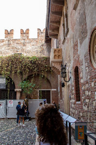Courtyard of 'Juliet's house' off Via Cappello