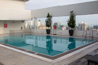 The rooftop pool of the Hotel Neo+