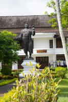 Statue of King Sisavang Vong
